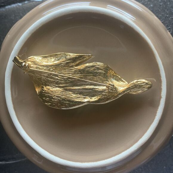 Vintage Curvaceous 3-leaf Gold and teal shimmer Brooch, in Gold tone, Unmarked - Picture 3 of 3